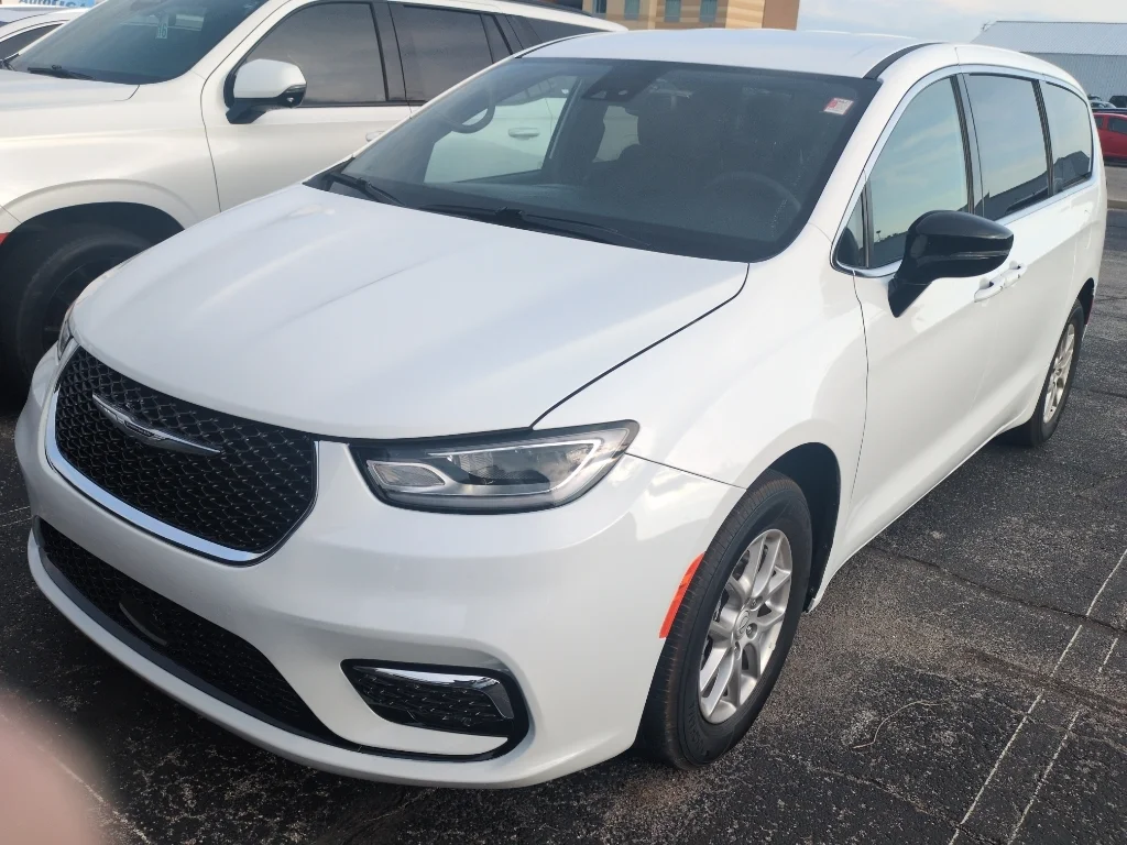 2025 Chrysler Pacifica Select's photo