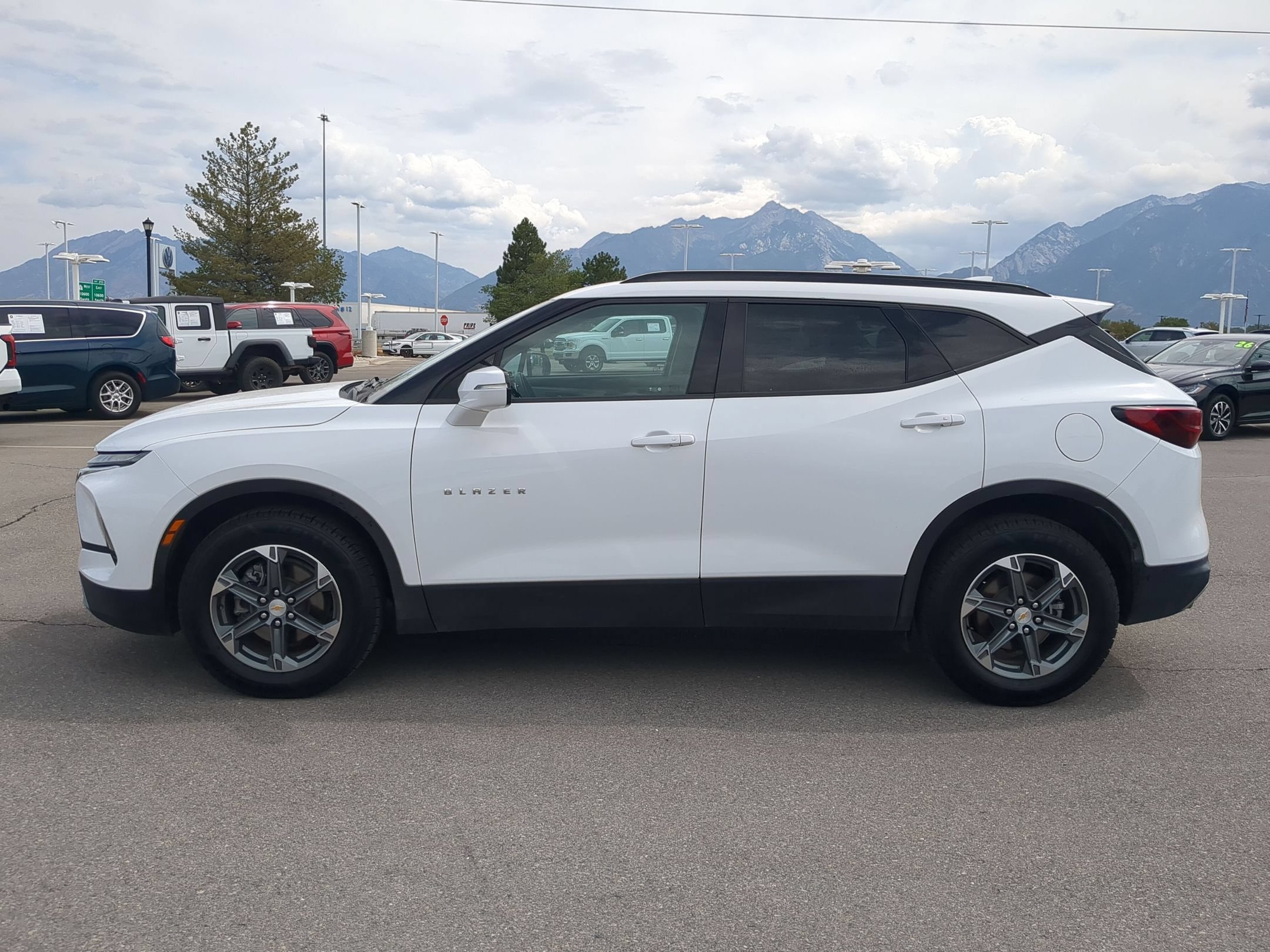 Used 2024 Summit White Chevrolet LT image 7