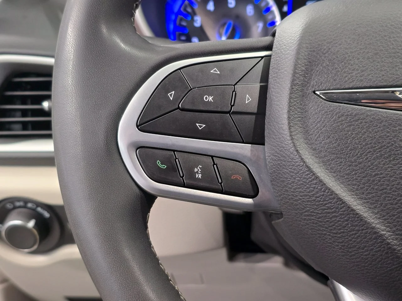 Used 2023 Silver Mist Clearcoat Chrysler LX image 15