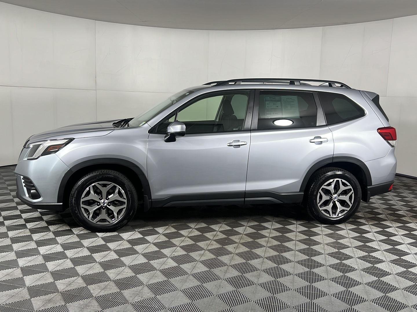 Used 2023 Ice Silver Metallic Subaru Premium image 13