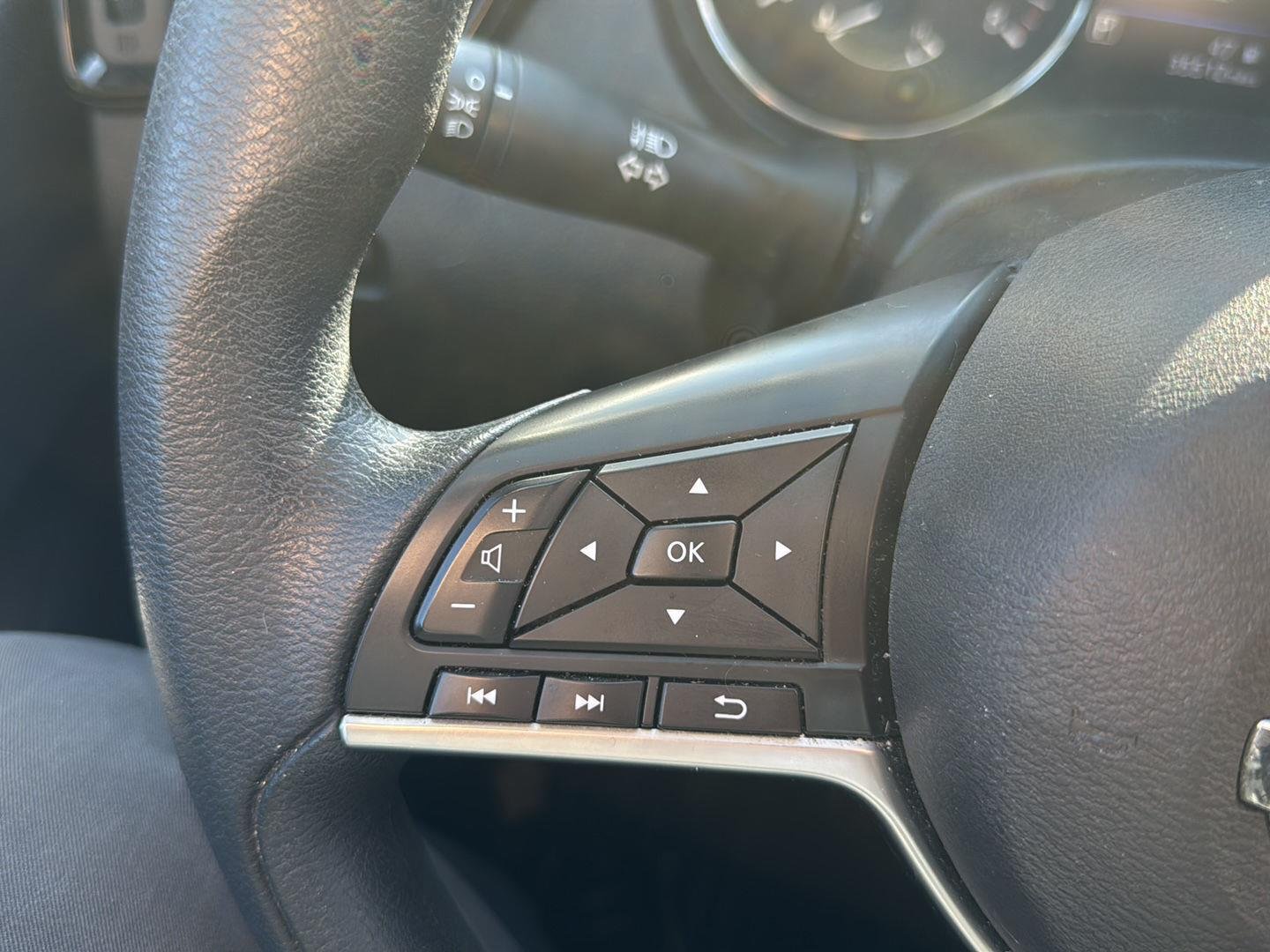 Used 2019 Glacier White Nissan S image 15
