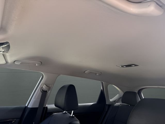 Used 2022 White Kia S image 18