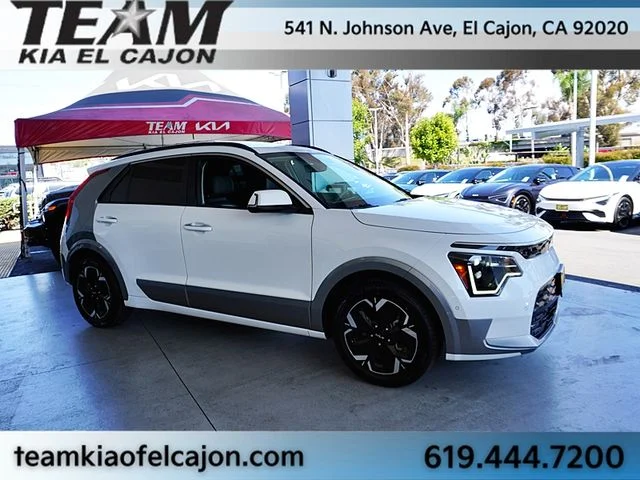 Certified Used 2023 White Kia Wave image 9