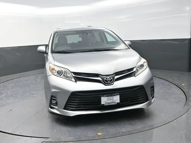 Used 2018 Silver Toyota XLE image 5