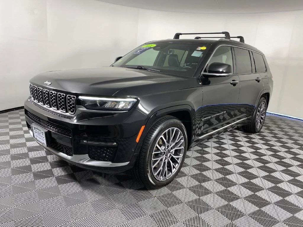 Used 2021 Diamond Black Jeep Summit image 4