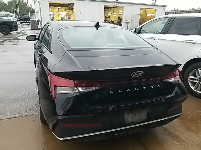 Used 2025 Black Hyundai SE image 19
