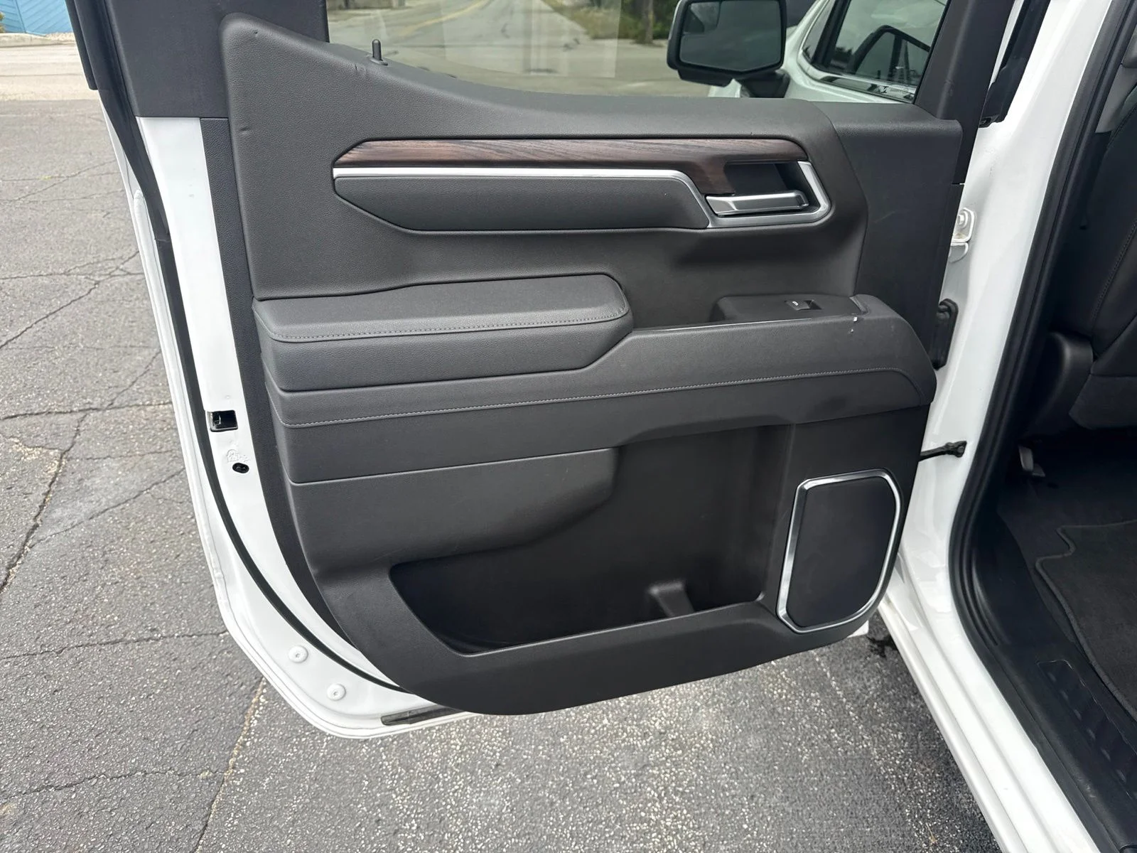 Used 2025 White GMC SLT image 16