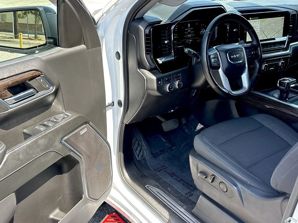 Used 2024 White GMC Elevation image 11