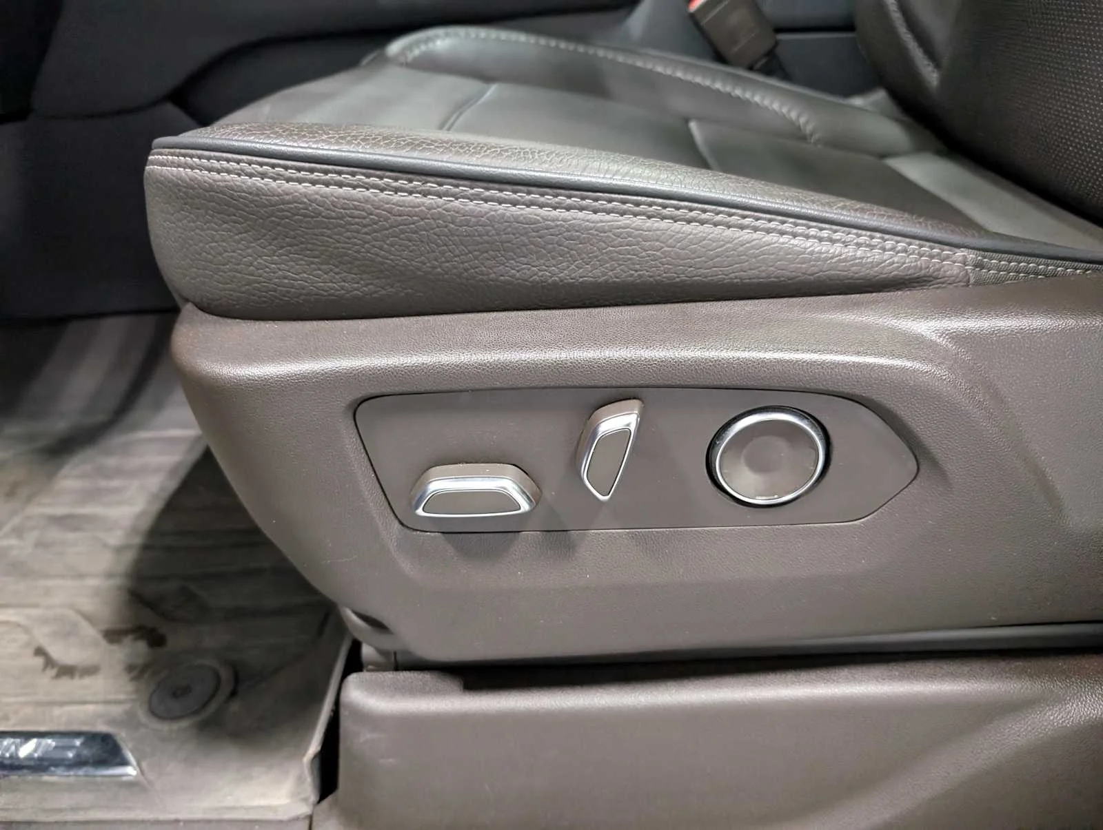Used 2023 Titanium Rush Metallic GMC Denali image 39