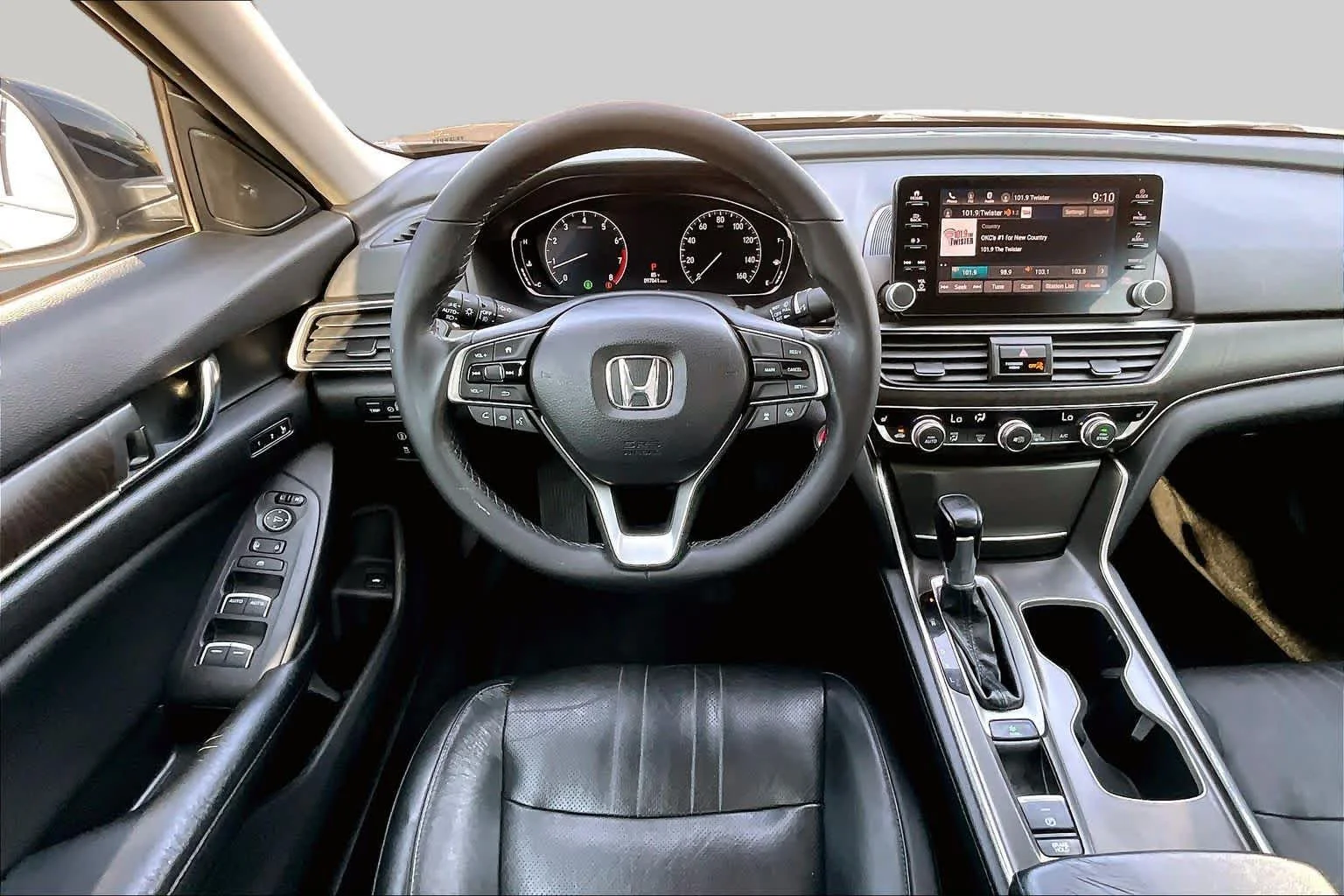 Used 2018 Crystal Black Pearl Honda EX-L 1.5T image 6