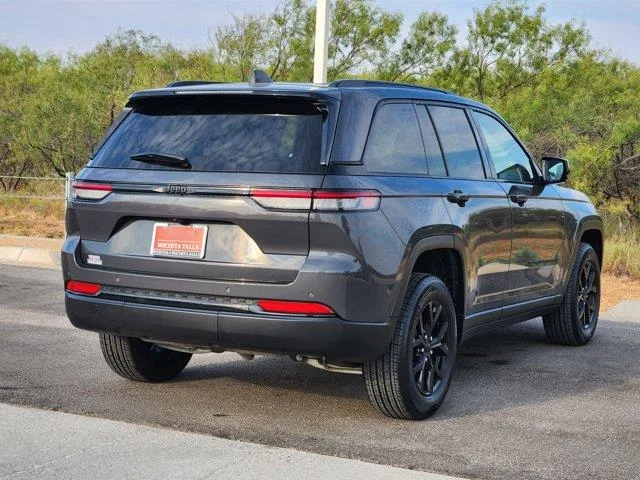 Used 2025 Baltic Gray MET Jeep Laredo 4x2 image 7