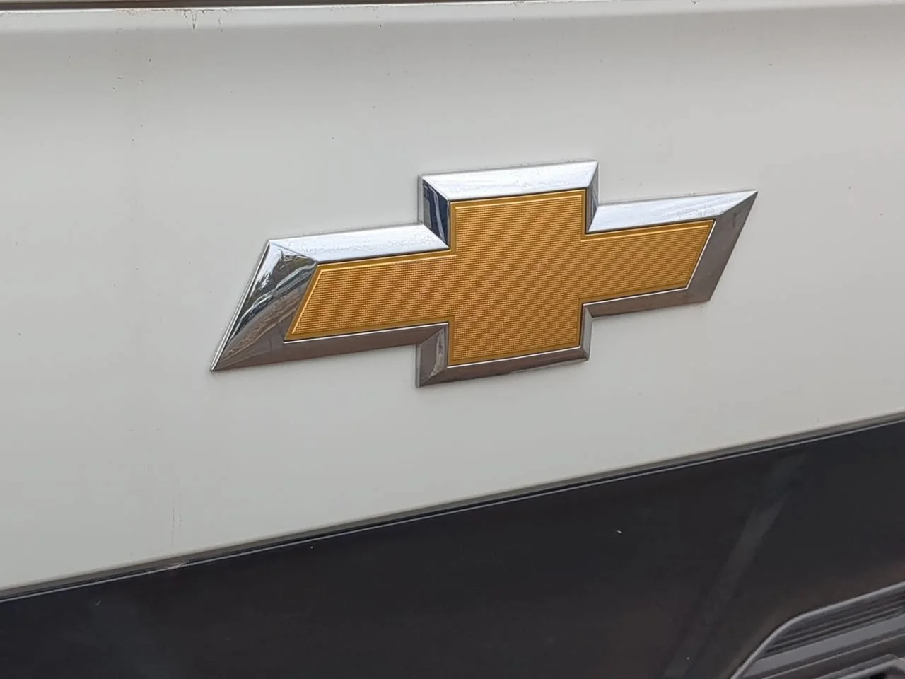 New 2025 Arc White Chevrolet  image 28