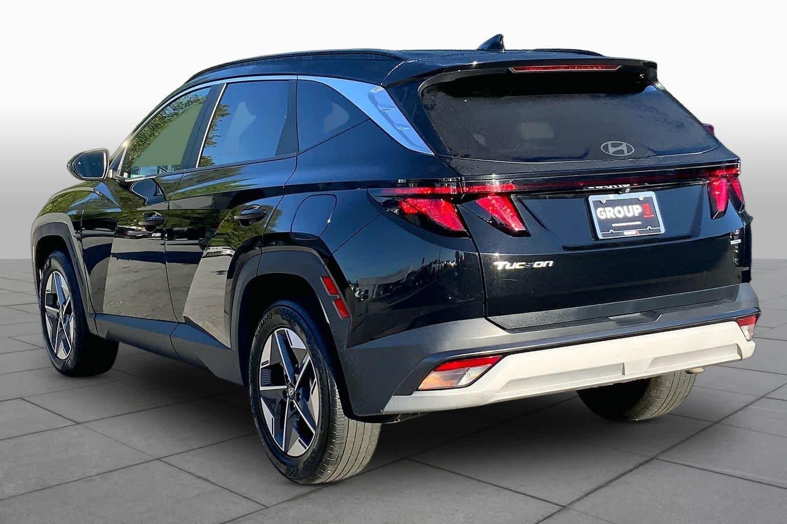 Used 2025 Phantom Black Hyundai SEL image 10