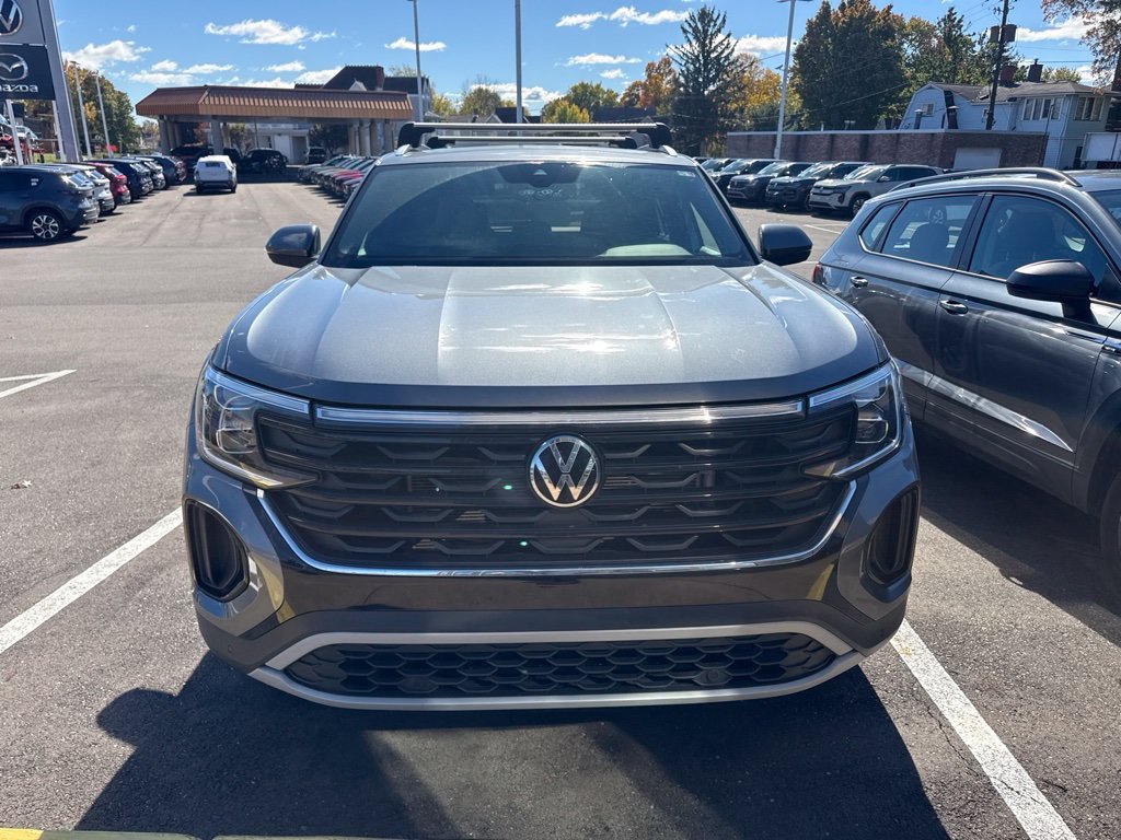 Used 2024 Gray Volkswagen 2.0T SE w/Technology image 2