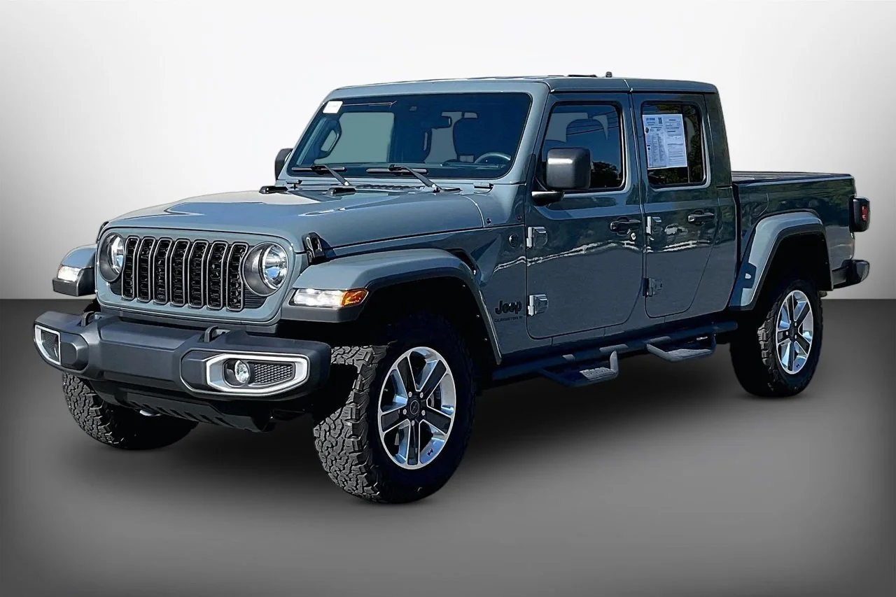 Used 2024 Gray Jeep Sport S image 4
