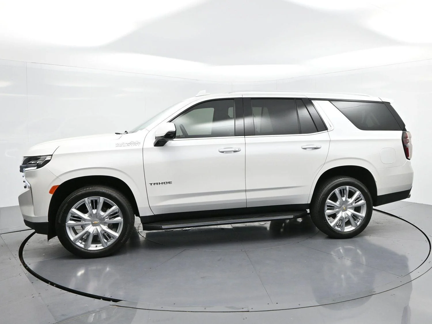 Used 2024 Iridescent Pearl Tricoat Chevrolet High Country image 4