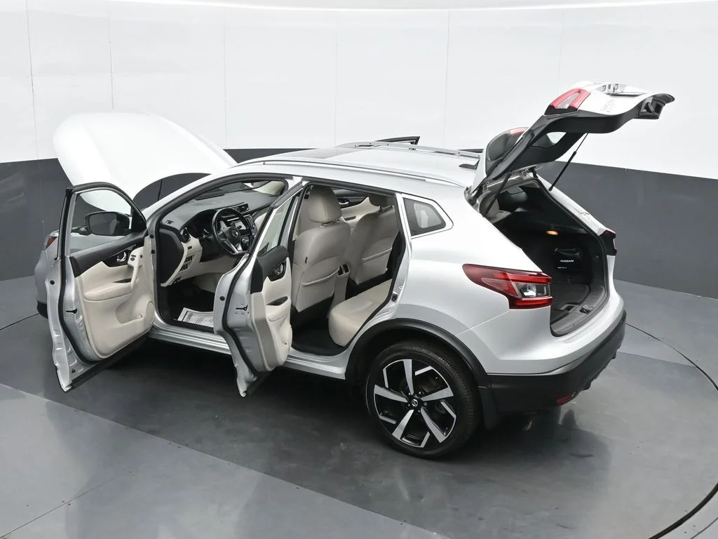 Used 2021 Silver Nissan SL image 38