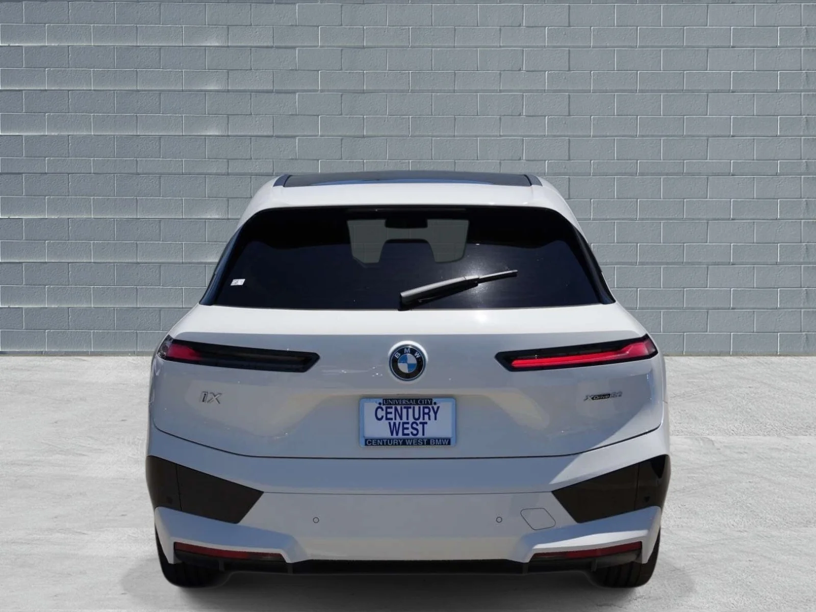 Used 2024 Alpine White BMW xDrive50 Sports Activity Vehicle image 4