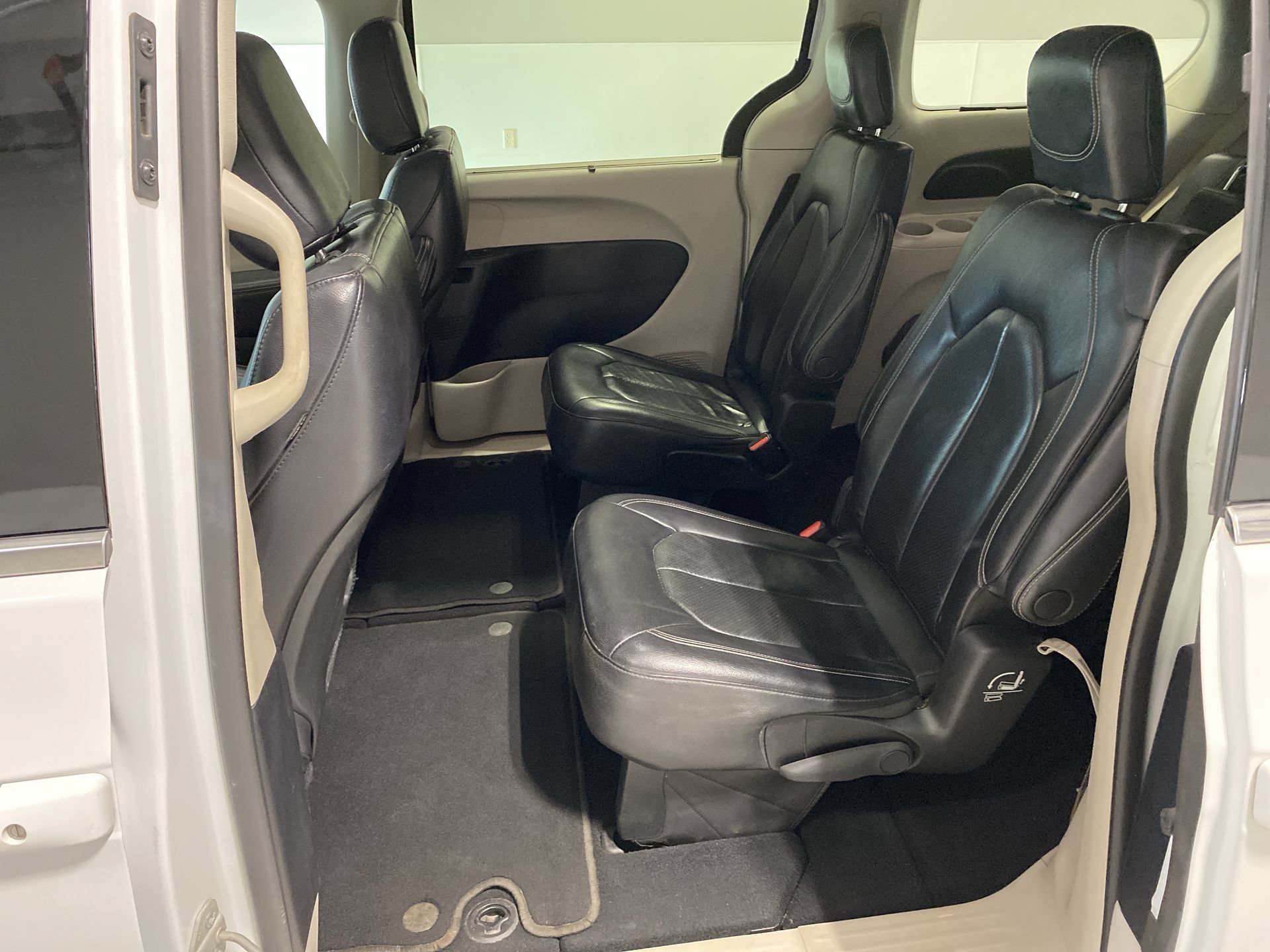 Used 2022 Bright White Clearcoat Chrysler Touring L image 22
