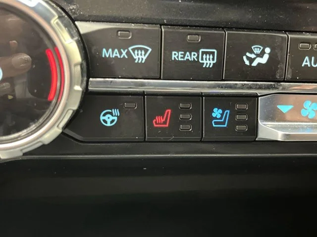 Used 2025 Silver Ford LARIAT image 23