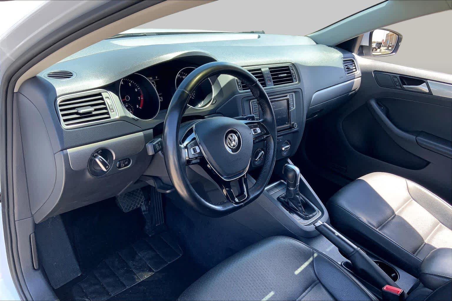 Used 2017  Volkswagen 1.4T SE image 17