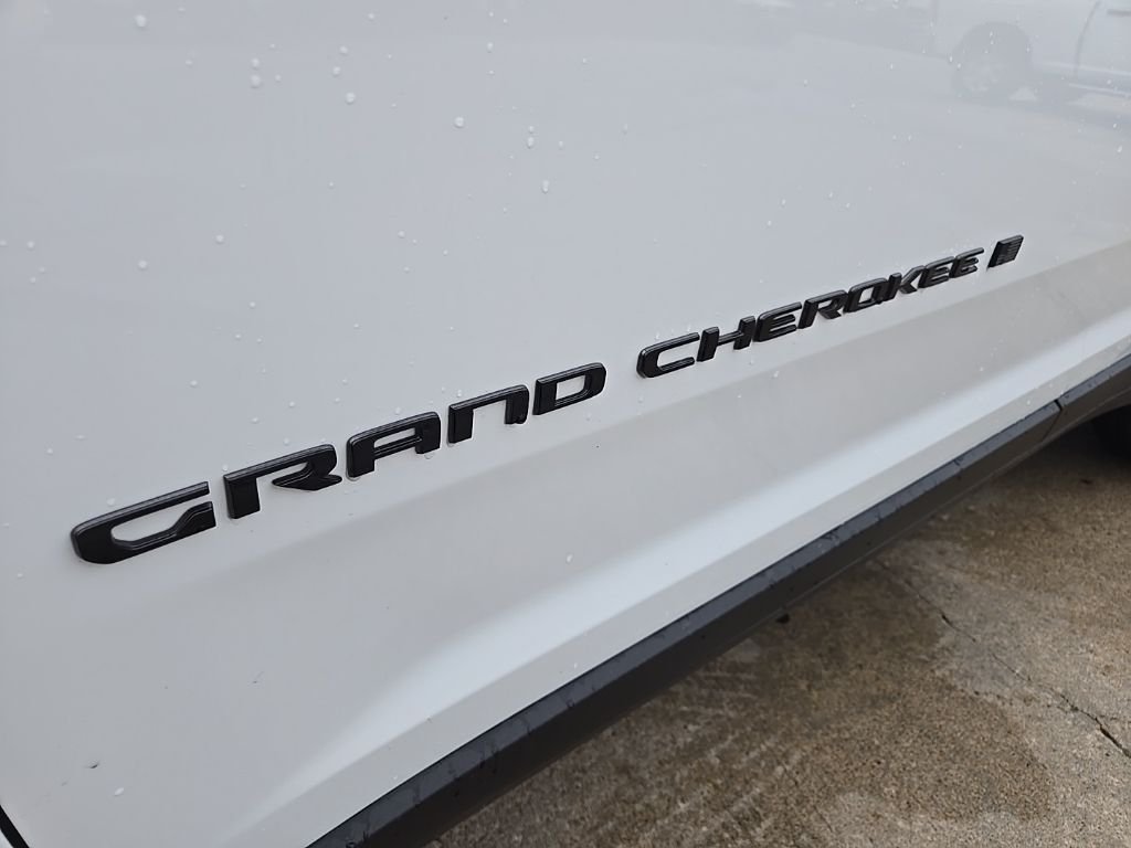 New 2026 Bright White Clear-Coat Exterior Paint Jeep Altitude image 18