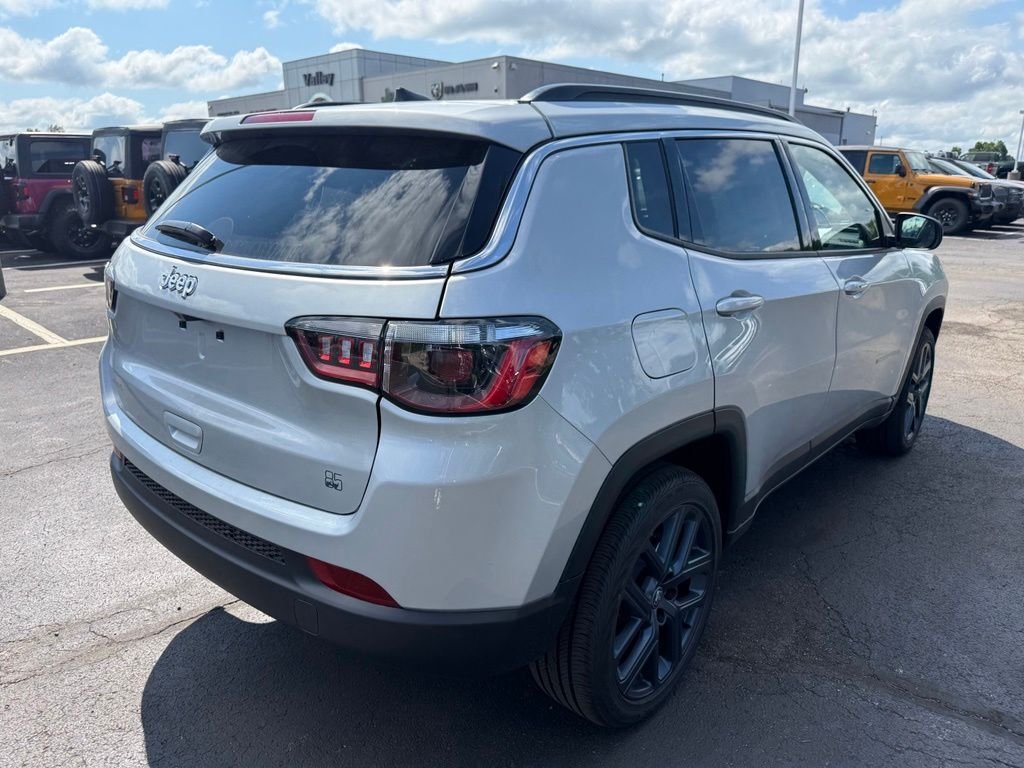 New 2026 Silver Zynith Metallic Clearcoat Jeep  image 3