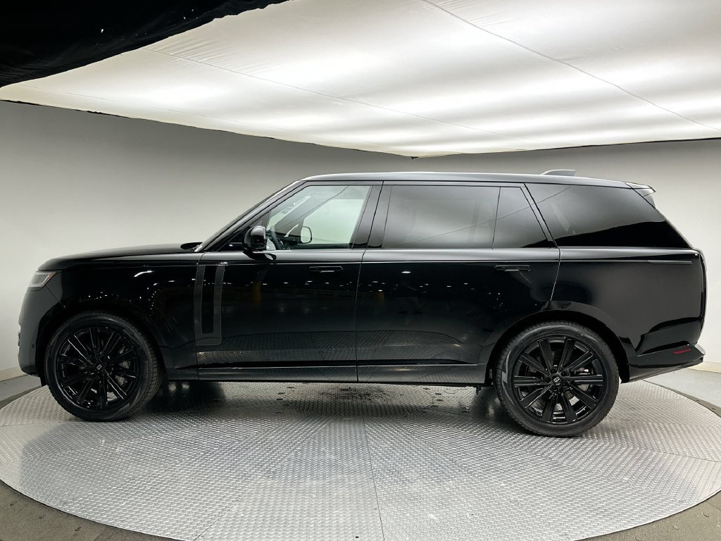 New 2027 Santorini Black Metallic Land Rover SE image 2
