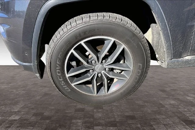 Used 2017 Gray Jeep Trailhawk image 6
