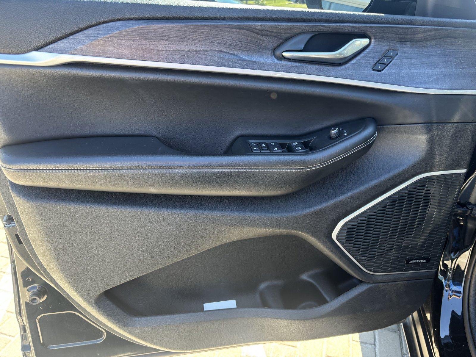 Used 2021 Diamond Black Crystal Pearlcoat Jeep Limited image 11