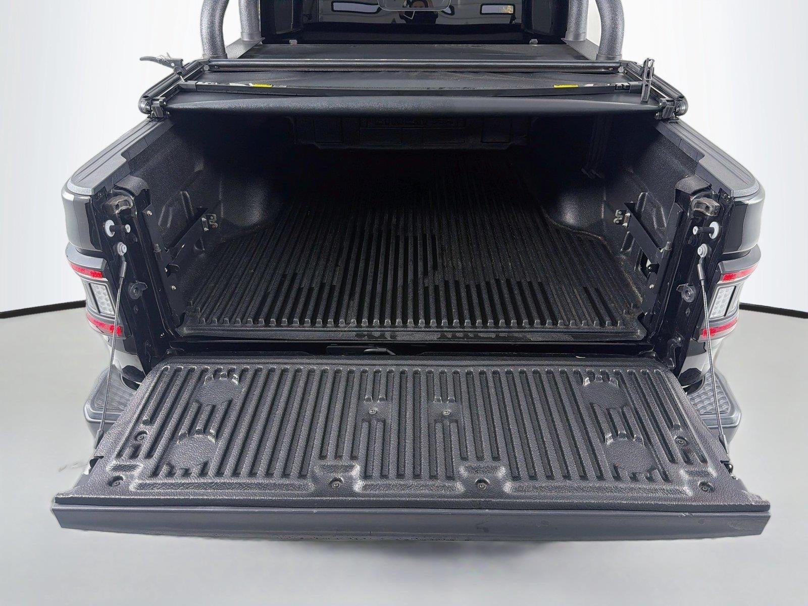 Used 2022 Black Clearcoat Jeep Sport S image 22