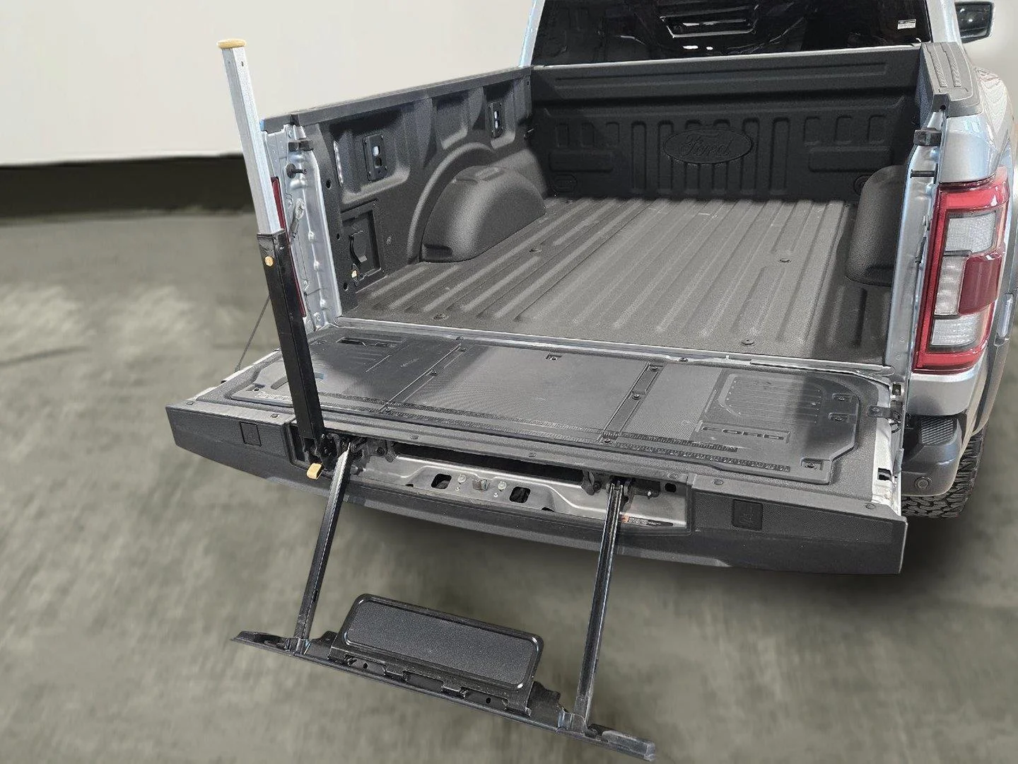 Used 2023 Iconic Silver Ford Raptor image 13
