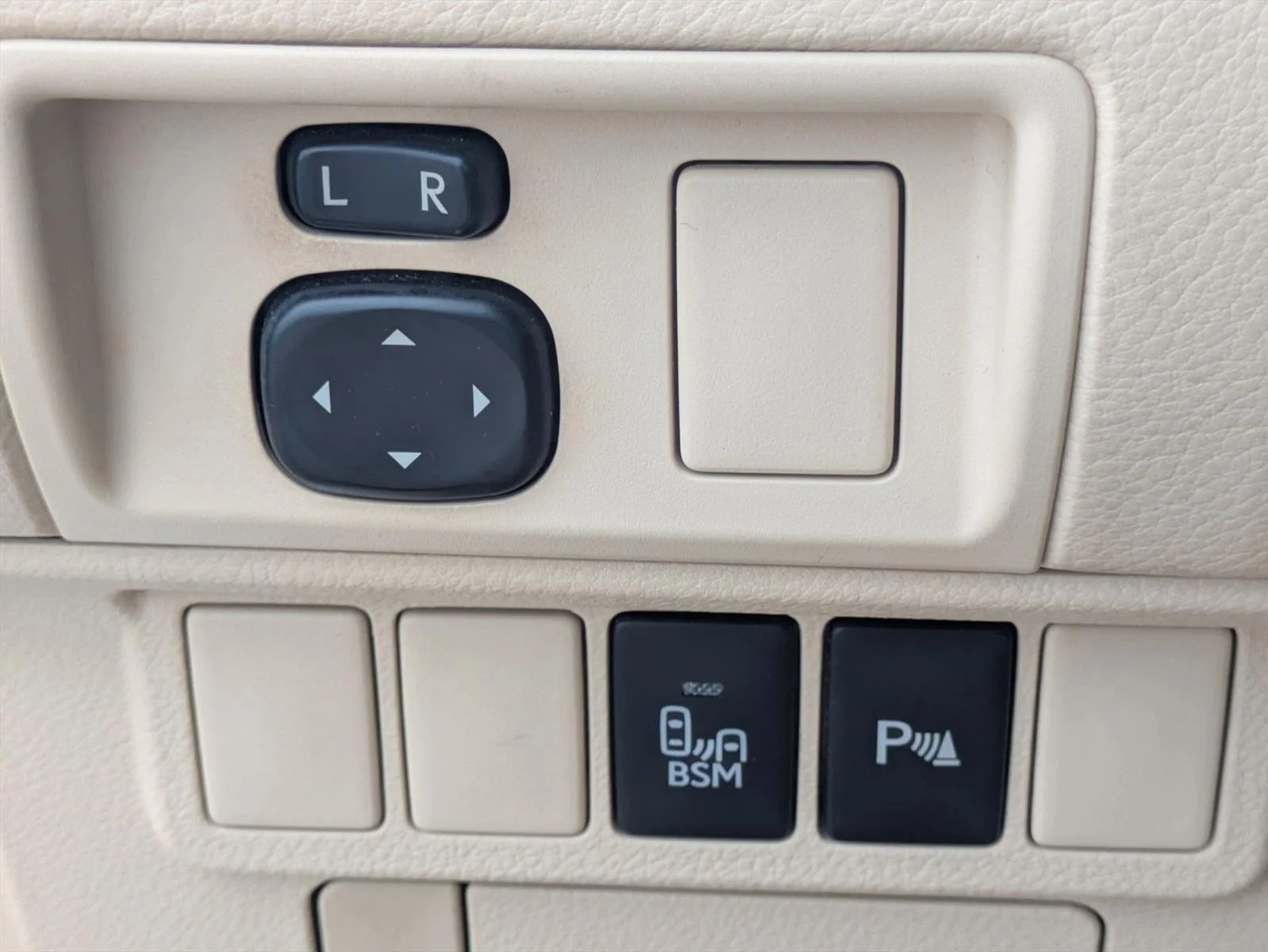 Used 2014 Starfire Pearl Lexus  image 12