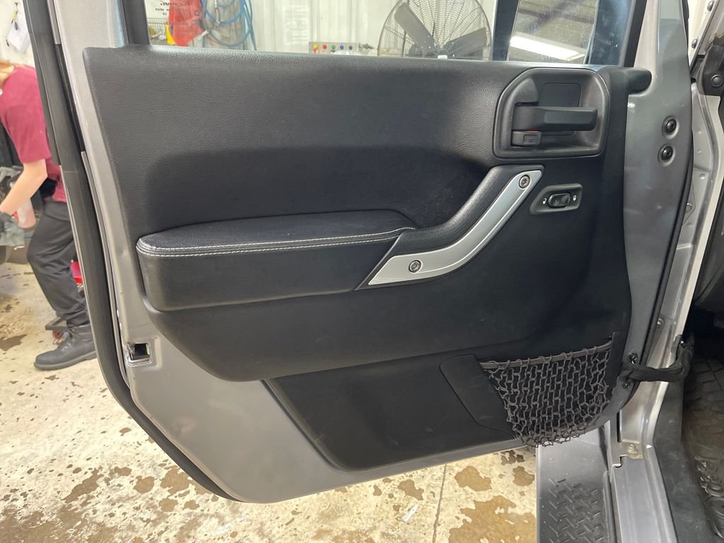 Used 2015 Silver Jeep Unlimited Rubicon image 15