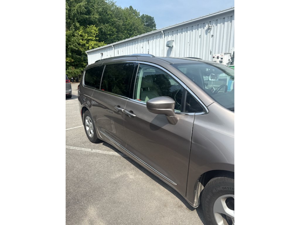 Used 2017 Molten Silver Chrysler Touring-L Plus image 4