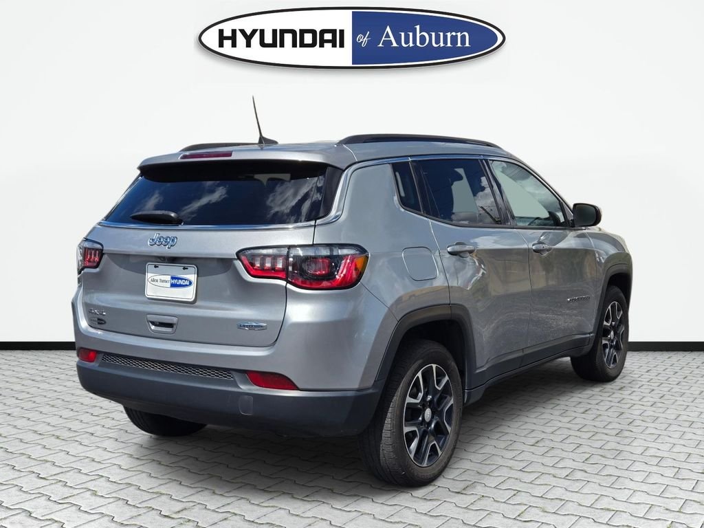 Used 2022 Silver Jeep Latitude image 6