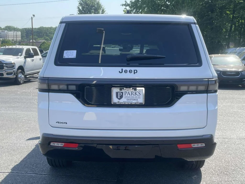 New 2026 Bright White Clear-Coat Exterior Paint Jeep Limited Reserve image 7