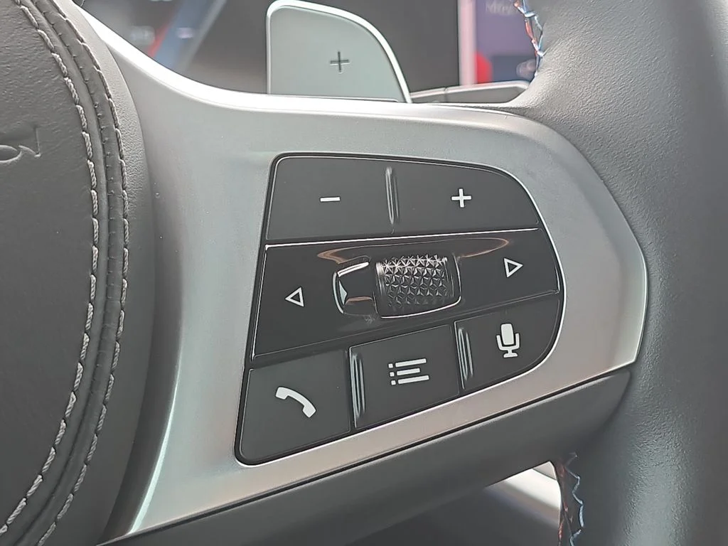 Used 2025 Black BMW M60i image 13