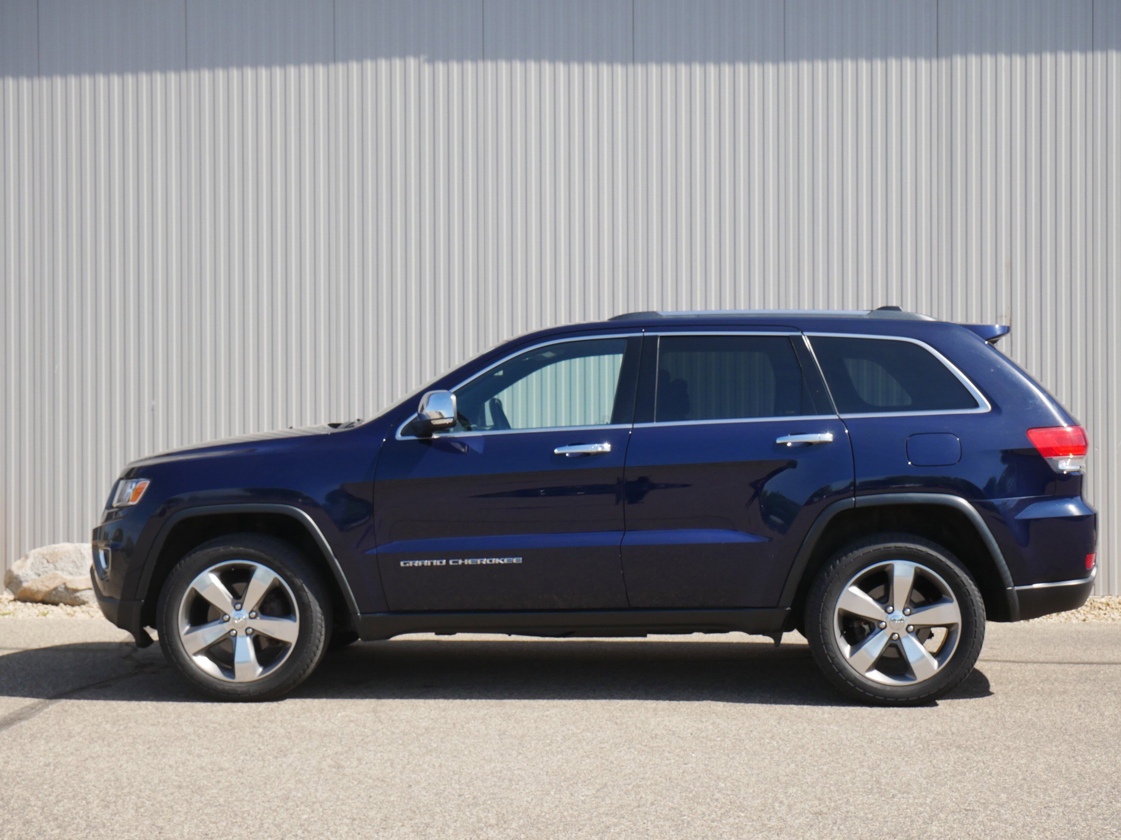 Used 2015 Jeep Grand Cherokee Limited with VIN 1C4RJFBG1FC224208 for sale in Hastings, Minnesota