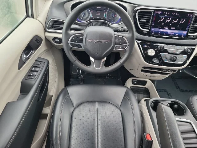 Used 2023 Silver Chrysler Touring L image 20