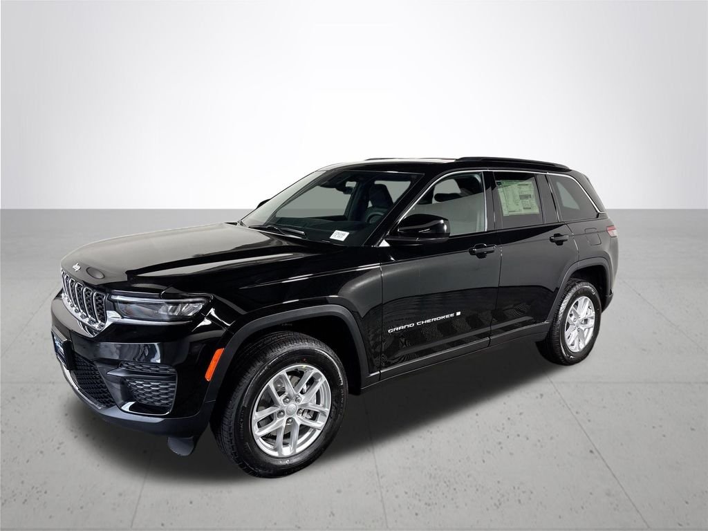 New 2026 Diamond Black Crystal Pearl-Coat Exterior Paint Jeep Laredo image 2