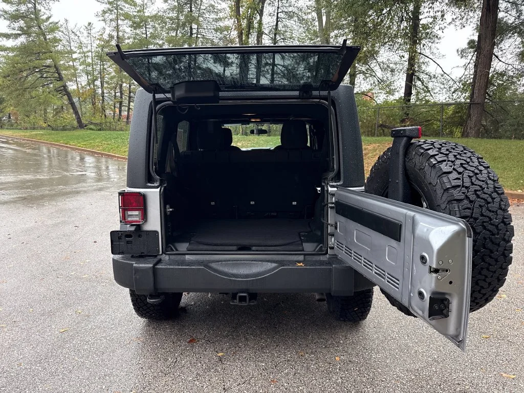 Used 2018 Silver Jeep Unlimited Sport image 23