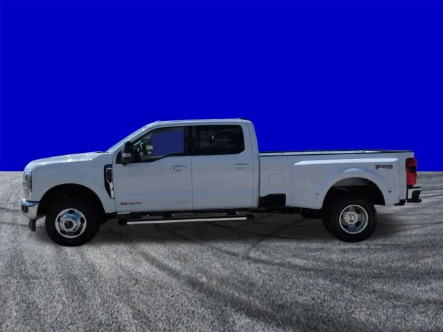 New 2027 Oxford White Ford F-350® Lariat® image 7