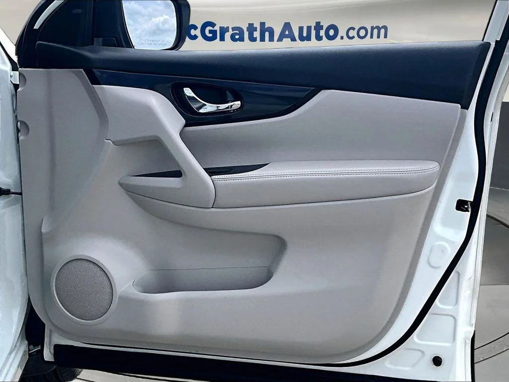 Used 2022 White Nissan SL image 31