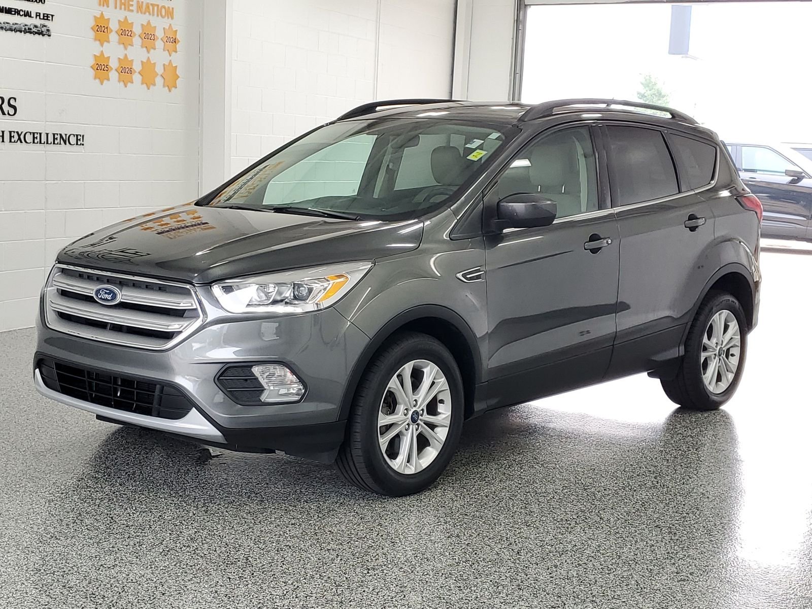 Used 2019 Gray Ford SEL image 2