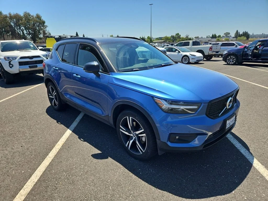 Used 2020 Blue Volvo R-Design image 1