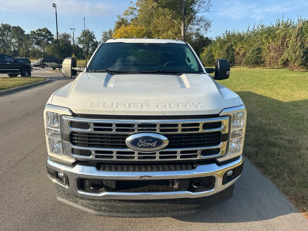Used 2025 Oxford White Ford XLT image 2