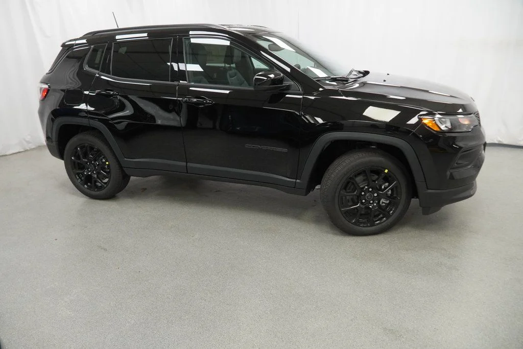 New 2026 Diamond Black Crystal Pearlcoat Jeep Latitude image 9