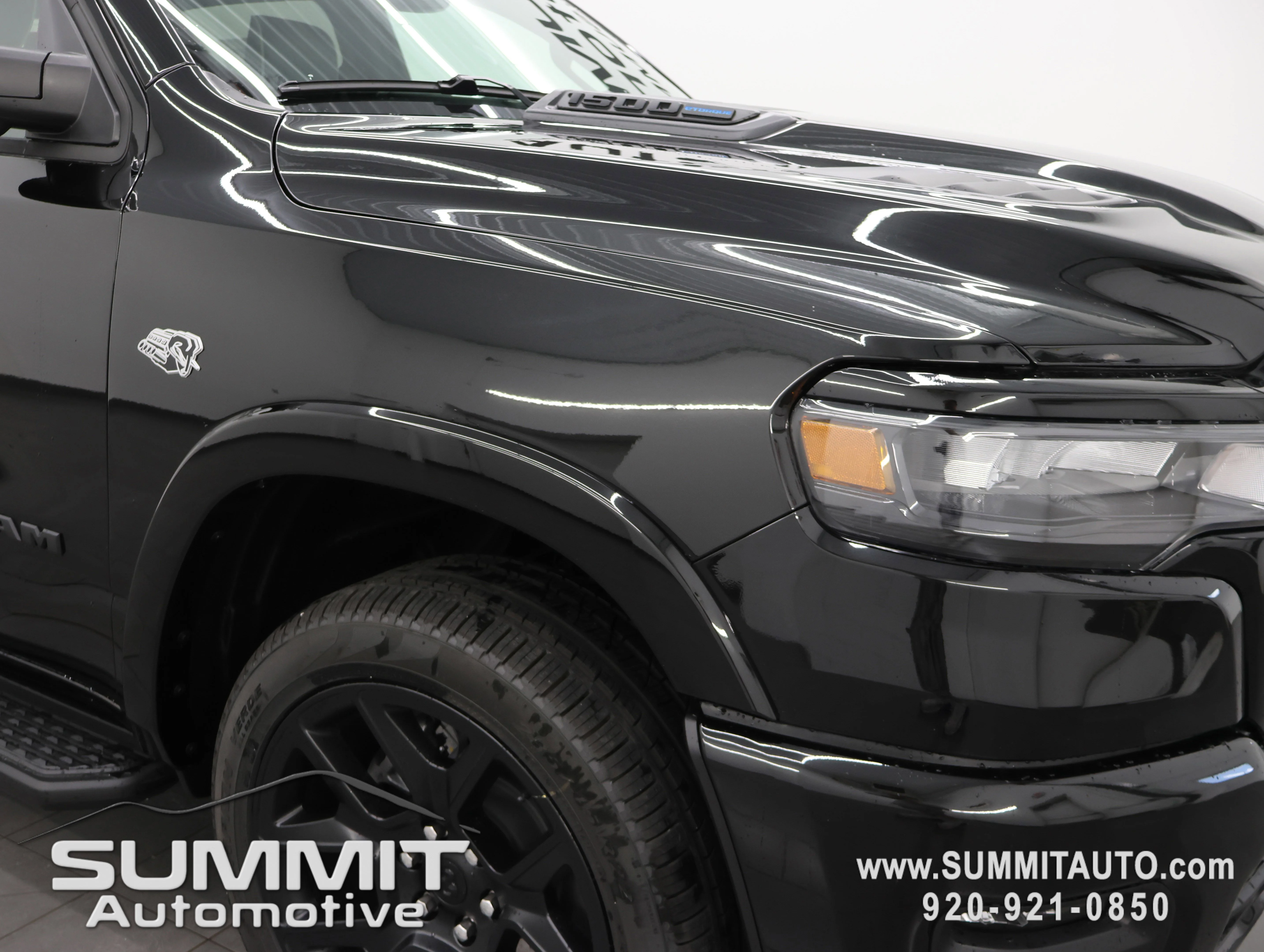 New 2026 Diamond Black Crystal Pearl-Coat Exterior Paint RAM Laramie image 25