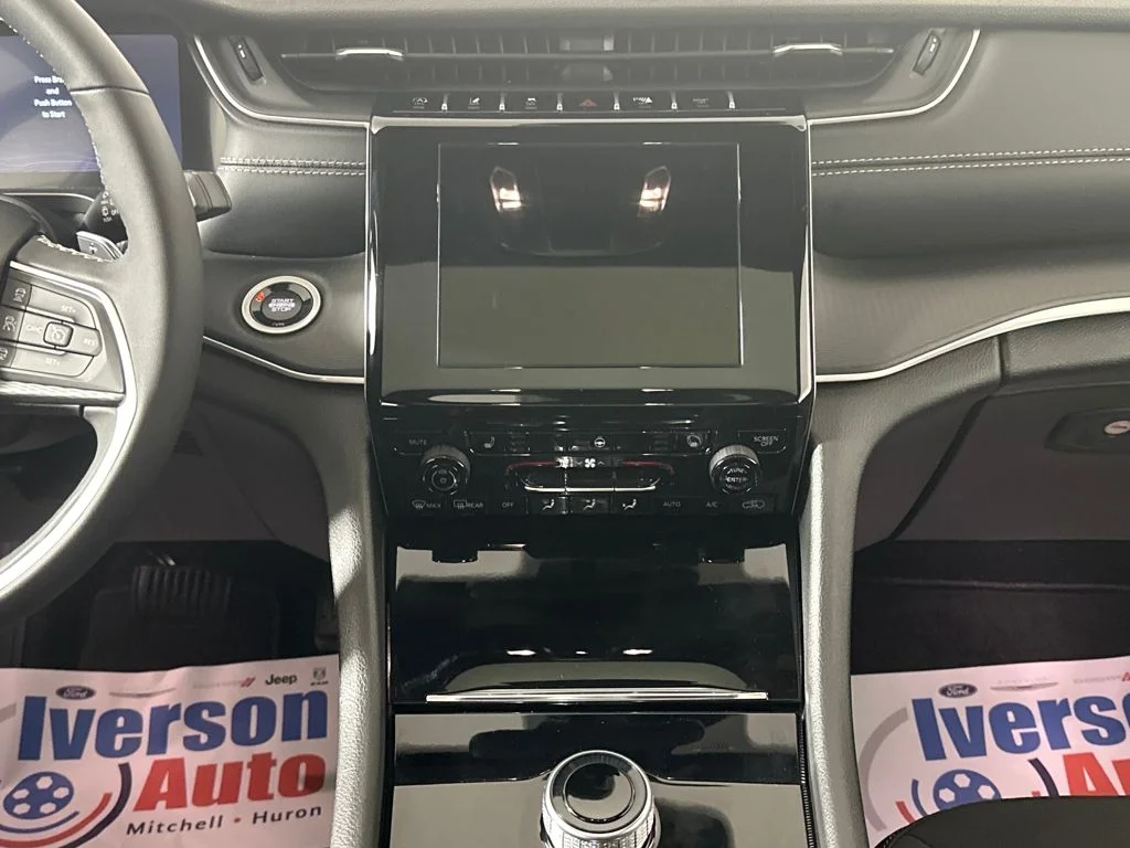 New 2026 Silver Zynith Exterior Paint Jeep Laredo X image 20